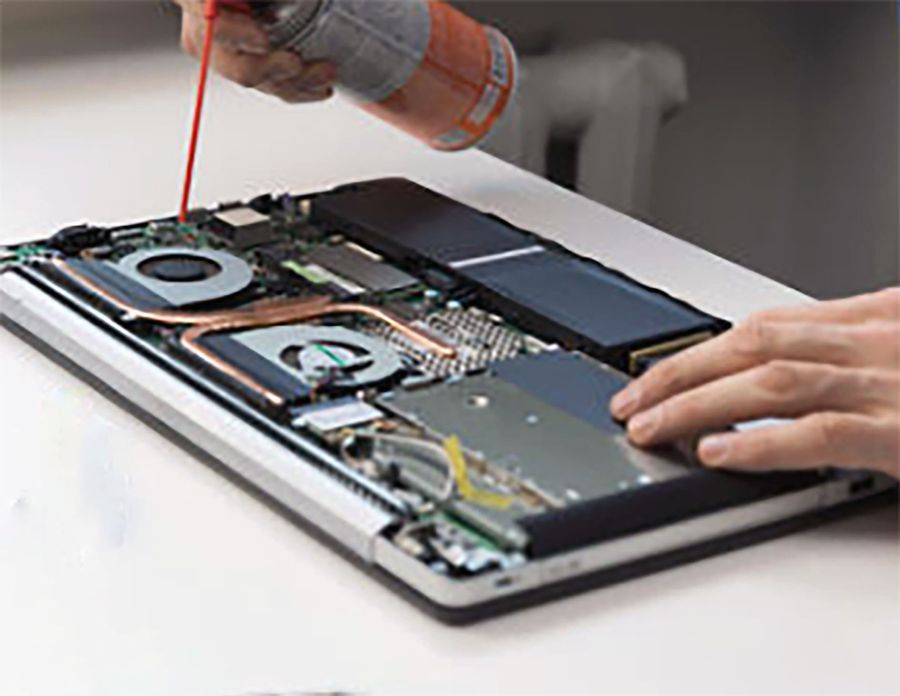 Laptop ouvert en cours de réparation informatique